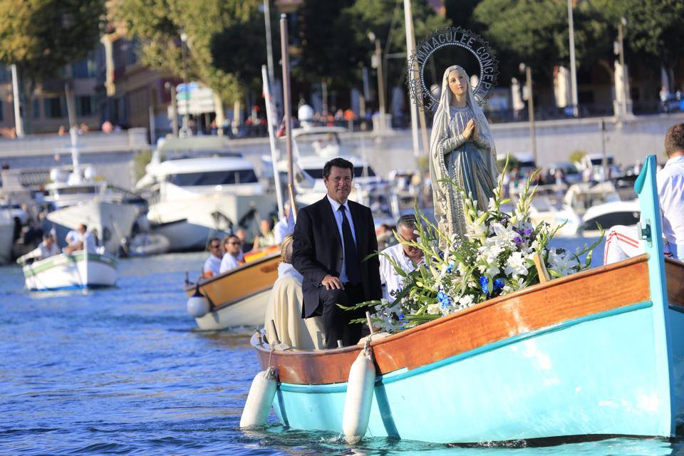 Il sindaco di Nizza Estrosi in barca per la processione dell'Assunta