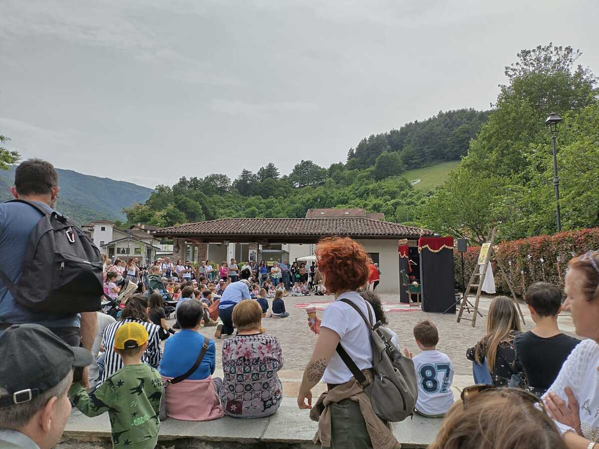Più belli che mai gli Spaventapasseri a Castellar nella prima domenica di festa
