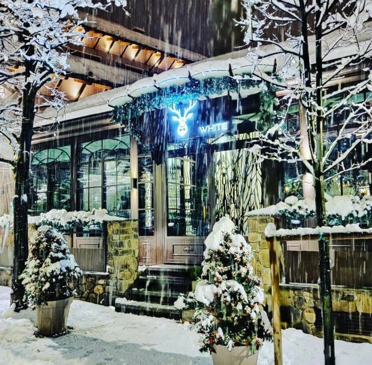 Aperitivo, cena e dopocena: a Limone riapre il White Restaurant & Lounge Bar, richiamo irresistibile per gli amanti del gusto e del glamour