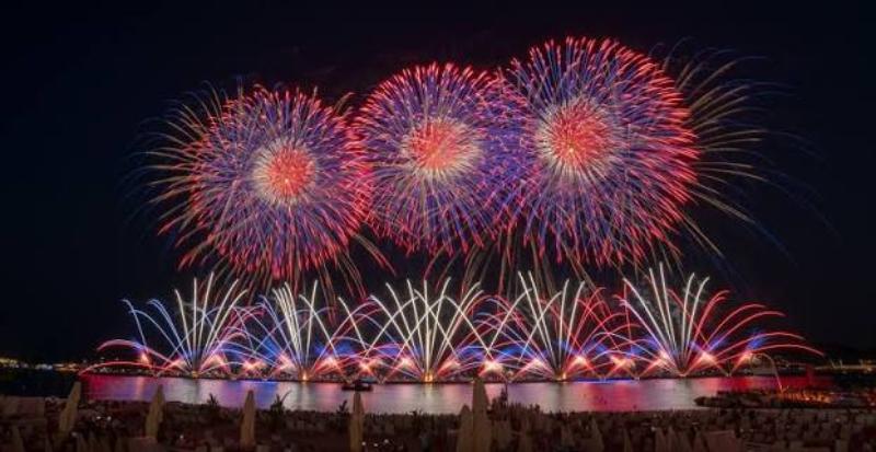 Cannes, il mare diventa spettacolo: fuochi d'artificio e musica per un viaggio negli abissi