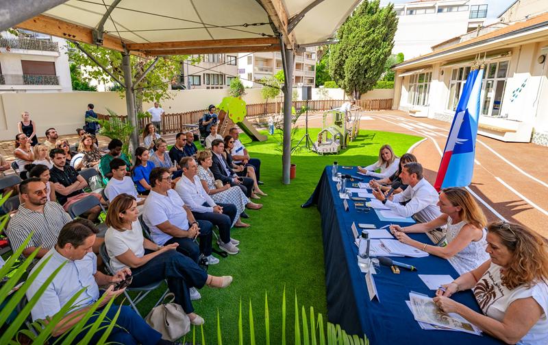 A Cannes la scuola cambia passo: più fresco nelle aule, cultura e regole per i bambini