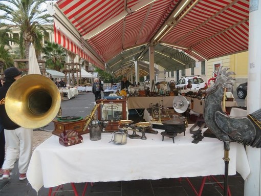 Tanti oggetti, tante curiosità: i marché à la brocante in Costa Azzurra Tanti oggetti, tante curiosità: i marché à la brocante in Costa Azzurra