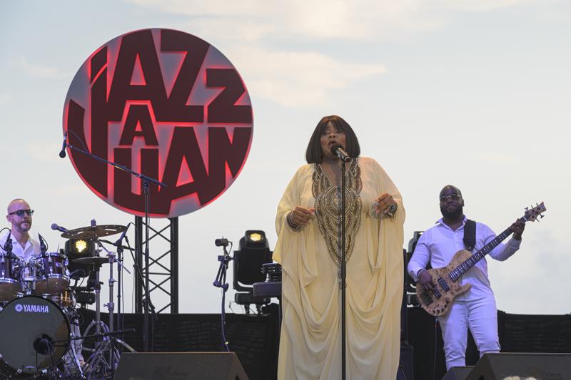 Jazz à Juan oltre il palco: concerti gratuiti, talenti emergenti e musica nella natura