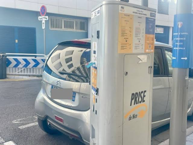 Nizza accelera sull’elettrico: più colonnine pubbliche dopo l’addio al car sharing Renault