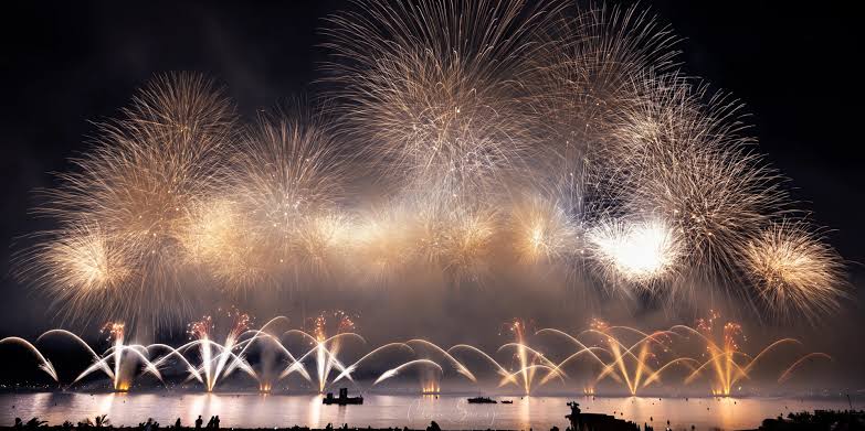 Fuochi e musica sotto le stelle: Cannes inaugura il Festival con uno spettacolo pirotecnico della Serbia