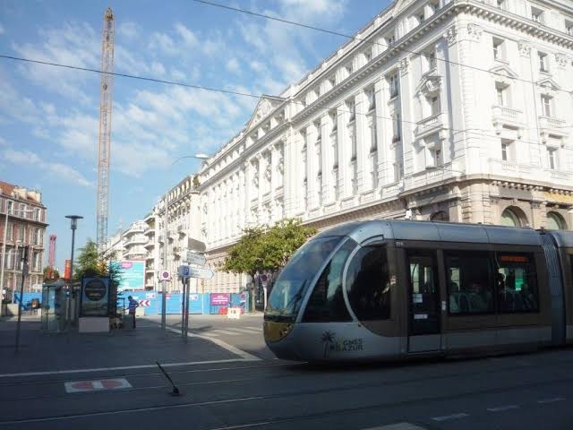 Nizza, il tram che fa tremare i palazzi: crepe, evacuazioni e un conto da oltre 30 milioni