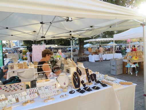 Tanti oggetti, tante curiosità: i marché à la brocante in Costa Azzurra Tanti oggetti, tante curiosità: i marché à la brocante in Costa Azzurra