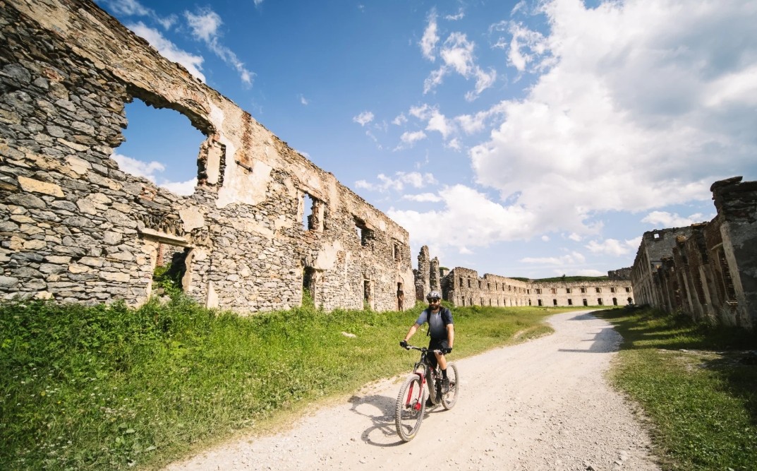 I bastioni della memoria: alla scoperta dei forti militari di Mentone e della Riviera franco-italiana