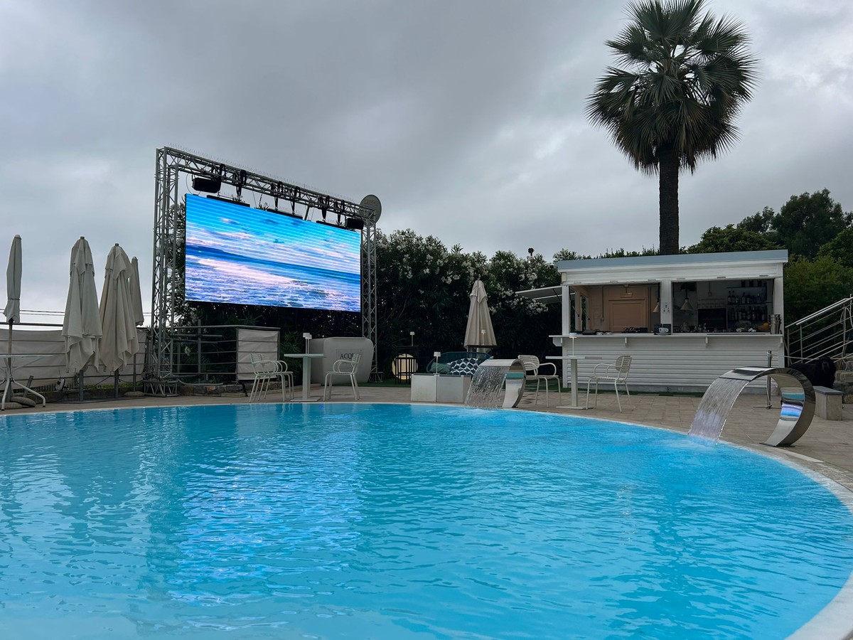 Acqua Sanremo Bistrot: cocktail gusto e sport, sotto le stelle, con il maxi ledwall a bordo piscina (Foto e video)