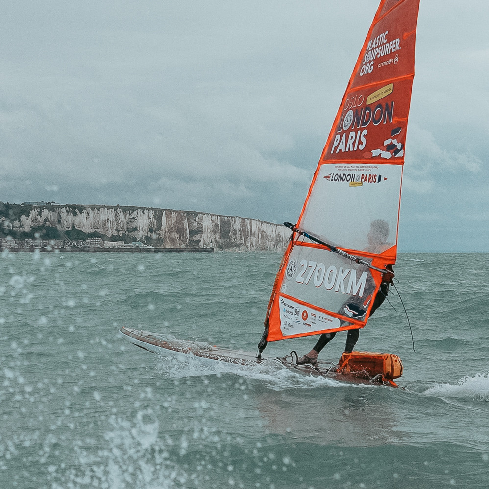 Partito da Nizza il viaggio via mare del windsurfista olandese Merijn Tinga fino a Roma per sensibilizzare sull’inquinamento da plastica (Foto)
