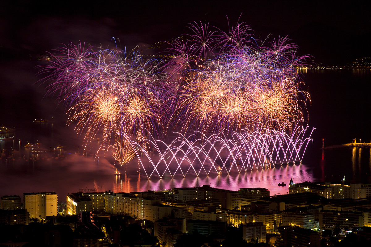 Cannes ospita il Festival Internazionale di Arte Pirotecnica 2026 con sei spettacoli nella Baia della città (Foto)
