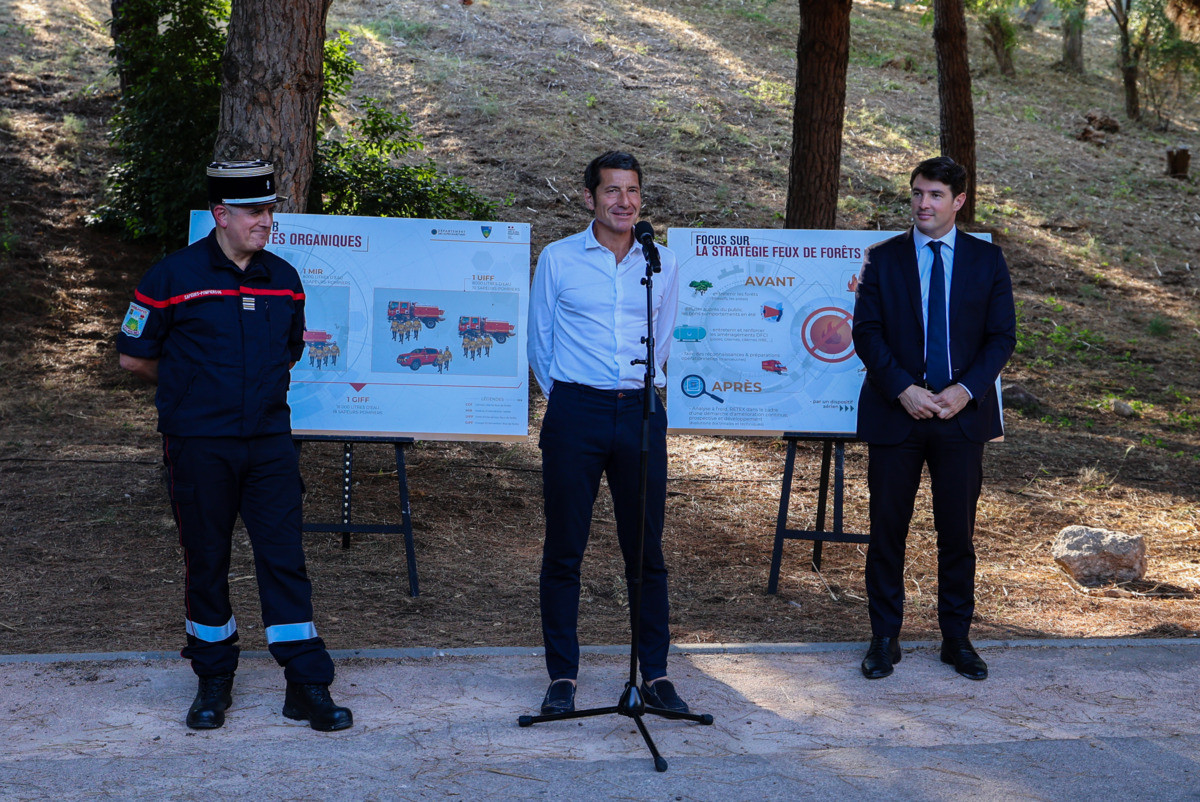 Cannes rafforza la protezione dei boschi: David Lisnard presenta le misure contro gli incendi nella Croix-des-Gardes (Foto)