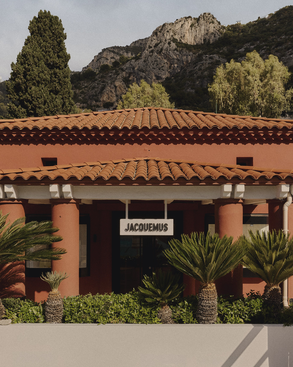 Jacquemus riporta il fascino dei beach club anni Cinquanta al Monte-Carlo Beach con una nuova scenografia (Foto)