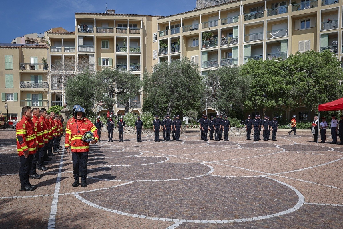 Monaco, consegnati i caschi d'intervento a nove nuove reclute dei Sapeurs-Pompiers