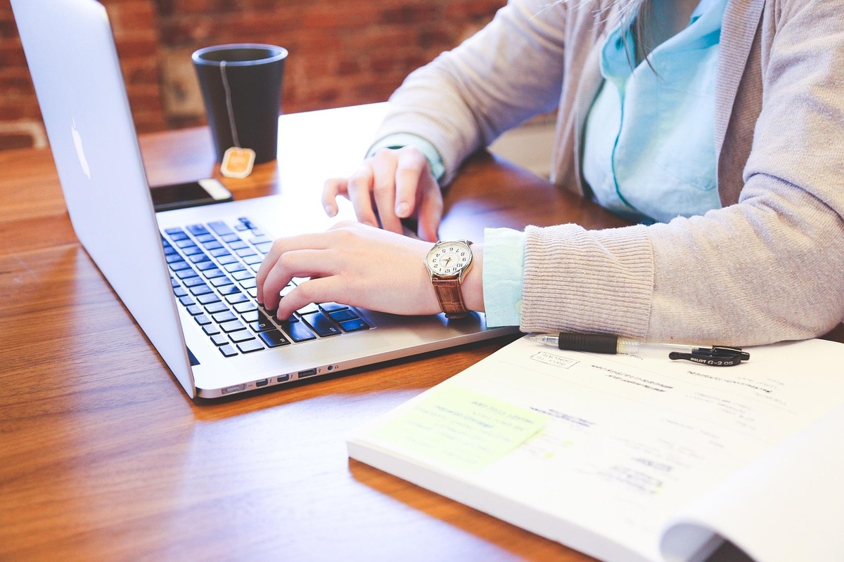 Studiare senza confini: quando il diploma online aiuta a dare continuità al percorso scolastico