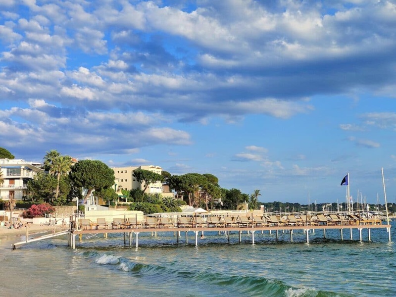Antibes, ombrelloni più cari: raddoppiano i prezzi delle spiagge comunali