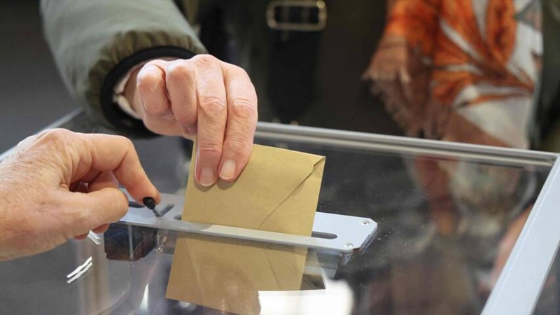 Ballottaggi nelle Alpi Marittime, frammentazione e astensione pesano sull’esito. A Nizza sfida a tre senza accordi, altrove proliferano le liste