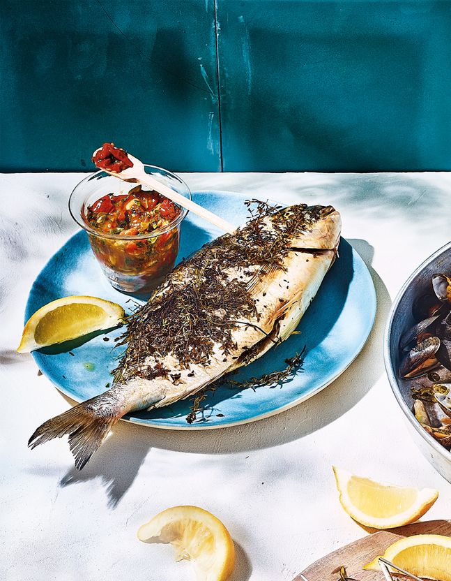 Orata alla griglia con salsa di pomodorini e uvetta: il mare di Nizza incontra l’agrodolce mediterraneo