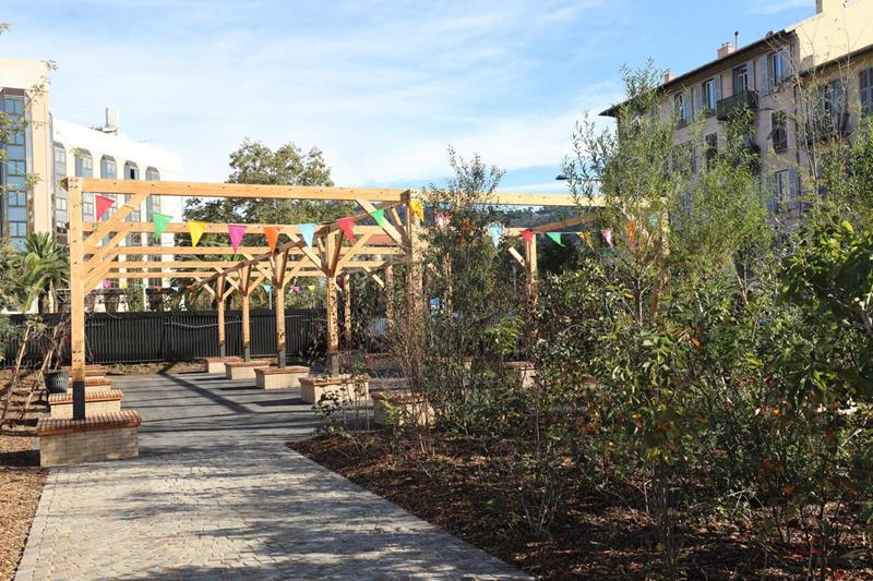 Ping-pong in pieno centro: la Coulée verte di Nizza si trasforma in un’arena all’aria aperta