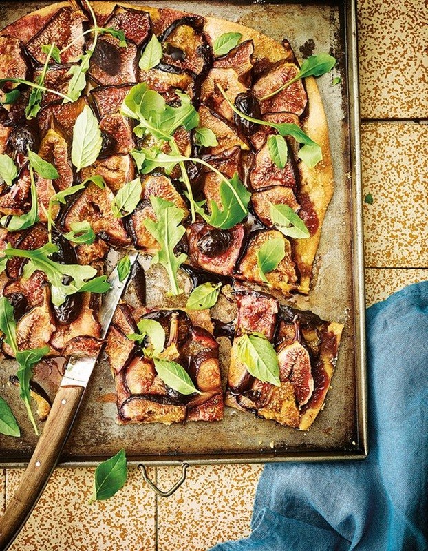 Torta rustica alle nocciole con fichi, olive e basilico: l’anima agrodolce della Costa Azzurra