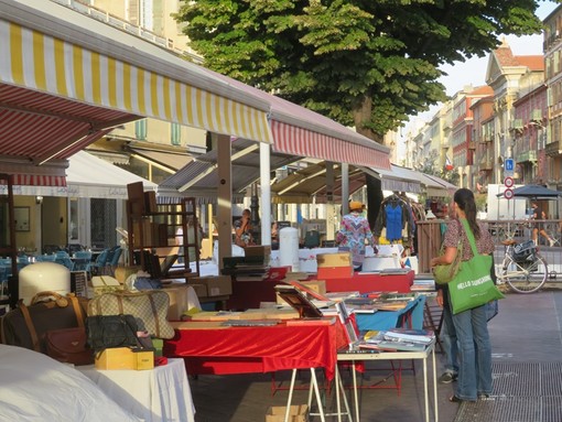 Tanti oggetti, tante curiosità: i marché à la brocante in Costa Azzurra Tanti oggetti, tante curiosità: i marché à la brocante in Costa Azzurra