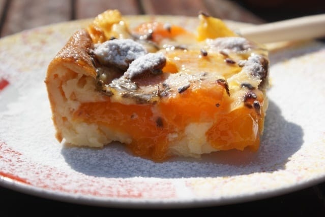 Clafoutis di Nizza: il dolce dell’estate tra albicocche, pesche e profumo di arancio