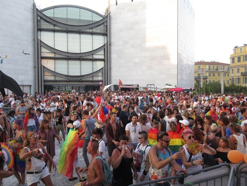 Manifestazioni arcobaleno degli scorsi anni a Nizza Manifestazioni arcobaleno degli scorsi anni a Nizza