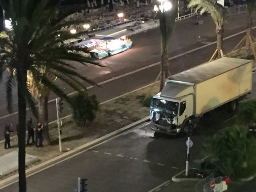 Il camion bianco la sera della strage davanti al Palais de la Méditerranée Il camion bianco la sera della strage davanti al Palais de la Méditerranée