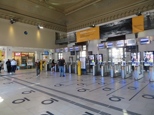 L'interno della stazione ferroviaria di Nice - Thiers