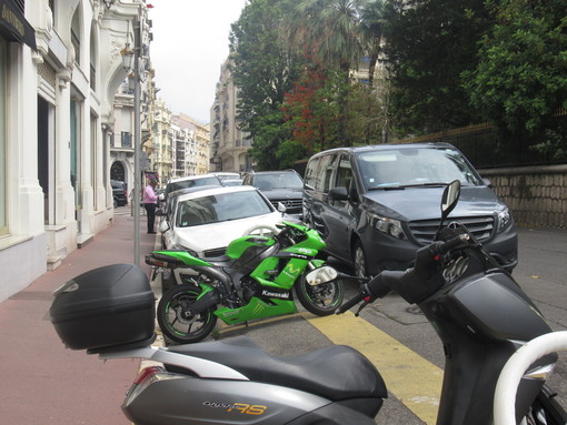 Auto in seconda fila a Nizza Auto in seconda fila a Nizza