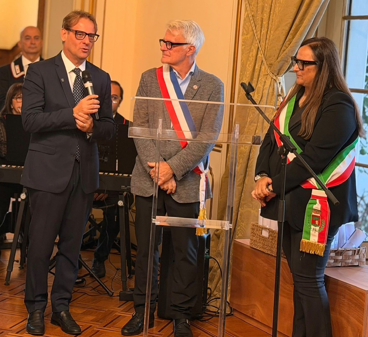 Bordighera e Villefranche-sur-Mer celebrano 70 anni di gemellaggio: confermato il Patto tra le due città (Foto)