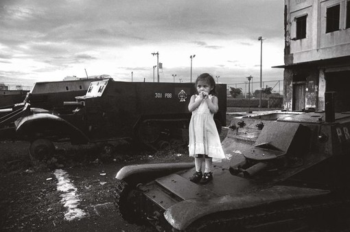 Aire de jeux à Managua, Nicaragua, 1981 © Christine Spengler