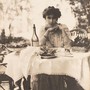 Adolphe de Meyer, Ritratto di Olga de Meyer nel giardino di Palazzo Balbi-Valier, circa 1904-1908. Per gentile concessione della Biblioteca municipale di Tours.