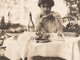 Adolphe de Meyer, Ritratto di Olga de Meyer nel giardino di Palazzo Balbi-Valier, circa 1904-1908. Per gentile concessione della Biblioteca municipale di Tours.