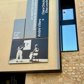 Ingresso del Centre con il titolo della mostra "Le spectaculaire à l'épreuve de la matière" - Foto di Silvia Assin