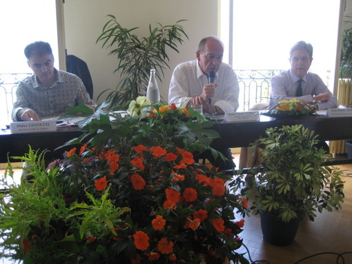 Da sinistra: il direttore dell'ufficio turismo di Didier Leonetti, il sindaco Jean-Claude Guibal e il direttore artistico della rassegna Jean-Marie Tomasi Da sinistra: il direttore dell'ufficio turismo di Didier Leonetti, il sindaco Jean-Claude Guibal e il direttore artistico della rassegna Jean-Marie Tomasi