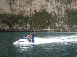 Pierre Frolla alle 11.30 saluta i giornalisti e fans in acquascooter Pierre Frolla alle 11.30 saluta i giornalisti e fans in acquascooter