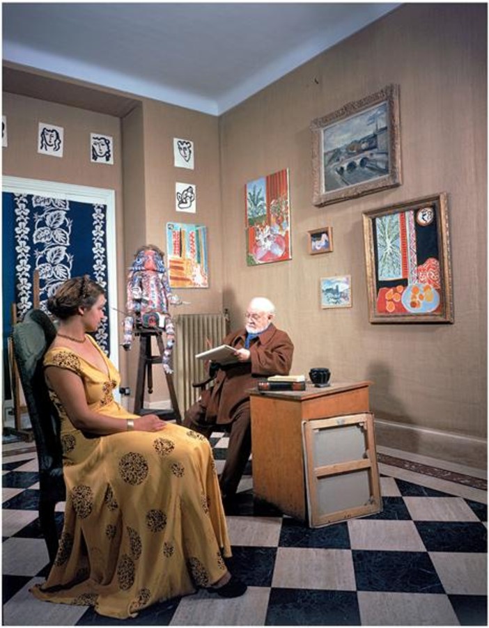 Yves Saint Laurent avec le tableau de Matisse Les Coucous, tapis bleu et rose, dans son appartement 55, rue de Babylone, Paris, 1983 Photo © Duane Michals