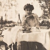 Adolphe de Meyer, Ritratto di Olga de Meyer nel giardino di Palazzo Balbi-Valier, circa 1904-1908. Per gentile concessione della Biblioteca municipale di Tours. Adolphe de Meyer, Ritratto di Olga de Meyer nel giardino di Palazzo Balbi-Valier, circa 1904-1908. Per gentile concessione della Biblioteca municipale di Tours.