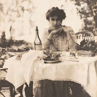 Adolphe de Meyer, Ritratto di Olga de Meyer nel giardino di Palazzo Balbi-Valier, circa 1904-1908. Per gentile concessione della Biblioteca municipale di Tours.