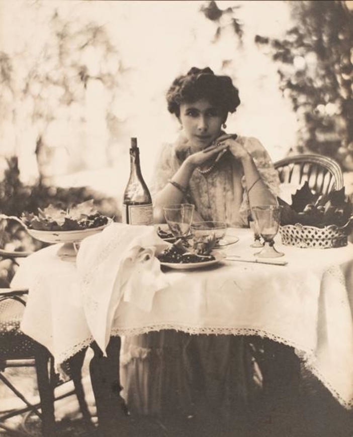 Adolphe de Meyer, Ritratto di Olga de Meyer nel giardino di Palazzo Balbi-Valier, circa 1904-1908. Per gentile concessione della Biblioteca municipale di Tours.