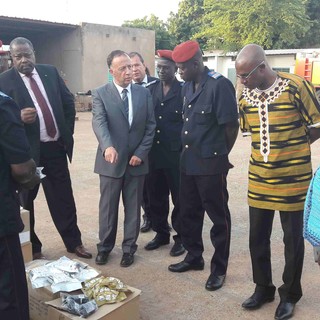 La consegna del materiale alla brigata dei vigili del fuoco del Burkina Faso