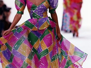 Yves Saint Laurent, ensemble de soir porté par Amalia Vairelli Collection SAINT LAURENT rive gauche printemps-été 1994. Cour du Louvre, Paris, octobre 1993 Musée Yves Saint Laurent Paris Photo © Guy Marineau