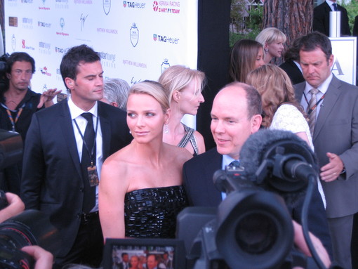 Monte-Carlo Amber Lounge: splendida Charlene Wittstock. E' lei la più ammirata Monte-Carlo Amber Lounge: splendida Charlene Wittstock. E' lei la più ammirata