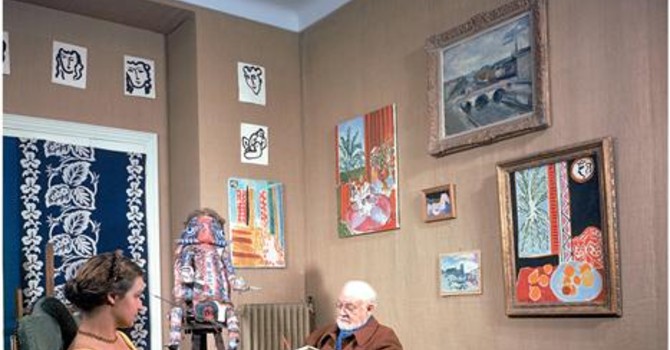 Yves Saint Laurent avec le tableau de Matisse Les Coucous, tapis bleu et rose, dans son appartement 55, rue de Babylone, Paris, 1983 Photo © Duane Michals