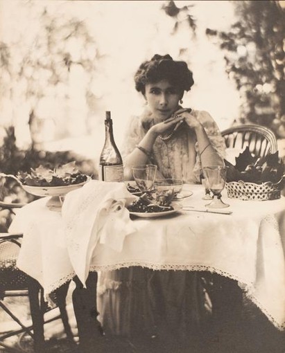 Adolphe de Meyer, Ritratto di Olga de Meyer nel giardino di Palazzo Balbi-Valier, circa 1904-1908. Per gentile concessione della Biblioteca municipale di Tours. Adolphe de Meyer, Ritratto di Olga de Meyer nel giardino di Palazzo Balbi-Valier, circa 1904-1908. Per gentile concessione della Biblioteca municipale di Tours.