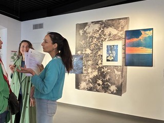 Les Visiteurs du Soir davanti al collage di foto di Villers, di Elsa Leydier e di Clara Chichin