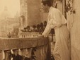 Attribuito a Gertrude Käsebier, Adolphe de Meyer in posa su un balcone, Palazzo Balbi-Valier, 1905. Per gentile concessione della Biblioteca municipale di Tours. Attribuito a Gertrude Käsebier, Adolphe de Meyer in posa su un balcone, Palazzo Balbi-Valier, 1905. Per gentile concessione della Biblioteca municipale di Tours.
