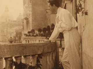 Attribuito a Gertrude Käsebier, Adolphe de Meyer in posa su un balcone, Palazzo Balbi-Valier, 1905. Per gentile concessione della Biblioteca municipale di Tours.