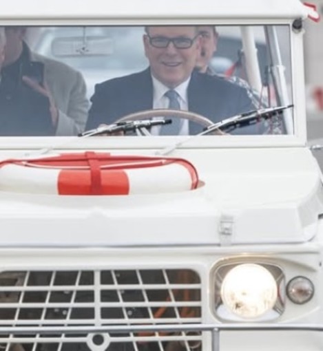 Il principe Alberto alla guida della nuova Megari Eden 100% elettrica (Foto Ezio Cairoli)